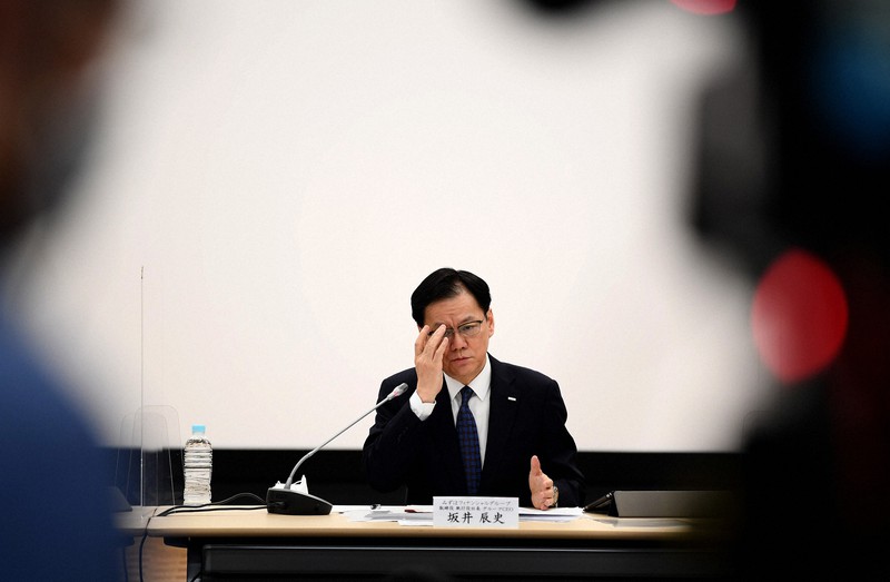 記者からの質問を受けるみずほフィナンシャルグループの坂井辰史社長=東京都千代田区で2021年4月5日午後6時49分、西夏生撮影