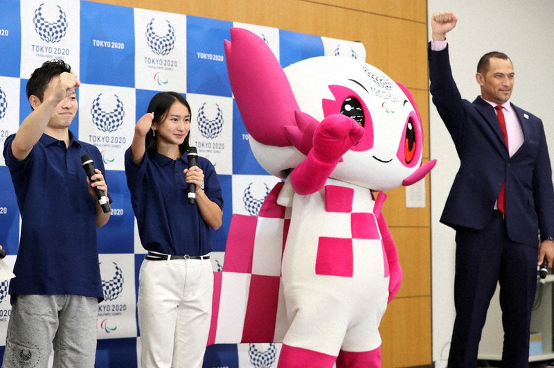 東京パラリンピックのPRイベントでマスコットのソメイティと声を上げる卓球の岩渕幸洋(左端)、陸上競技の辻沙絵(左から2人目)、室伏広治スポーツ庁長官(右端)=東京都中央区で、小川昌宏撮影
