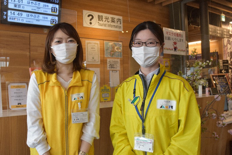 多言語による案内放送を始めた李靨さん(右)と津山睦さん=北海道木古内町で2021年4月3日、真貝恒平撮影