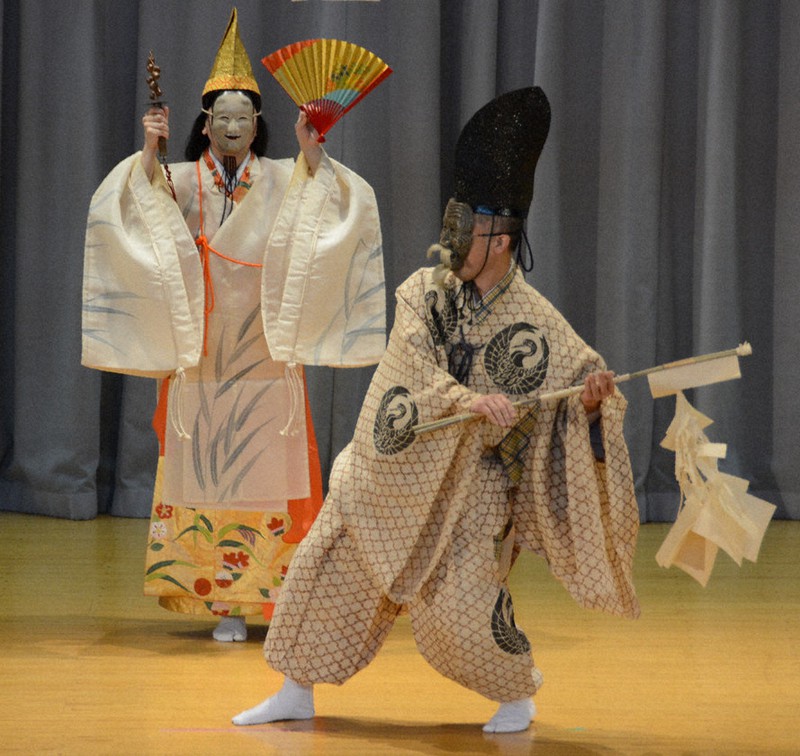 世界遺産登録10周年を記念し、開会式で披露された毛越寺の延年の舞=岩手県平泉町立平泉小で2021年4月17日、安藤いく子撮影