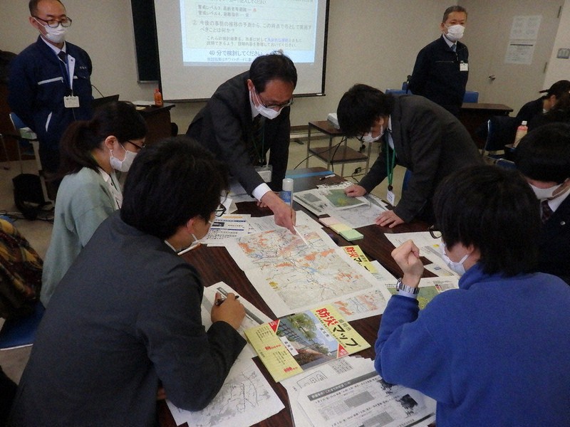 ワークショップで避難指示の発令地域について議論する盛岡市職員=盛岡市で2021年4月19日、安藤いく子撮影