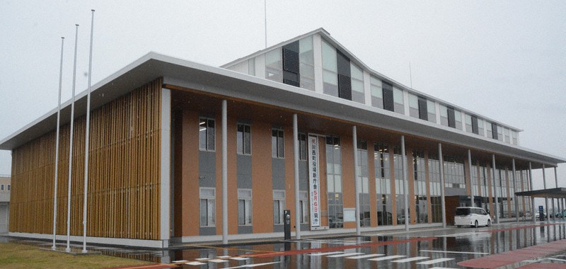 完成した川西町役場新庁舎=山形県同市で2021年4月17日、佐藤良一撮影