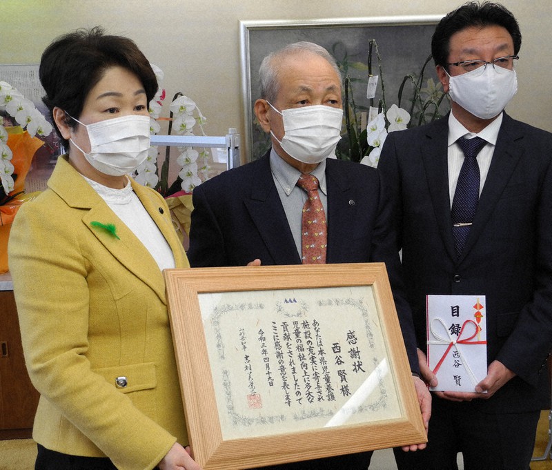 吉村知事から感謝状を受け取った佐藤・かわでん顧問(中央)ら=山形県庁で2021年4月19日、野呂賢治撮影