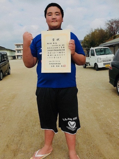 2020年、中学最後の県大会で優勝し、表彰状を掲げる最上健隆さん=家族提供