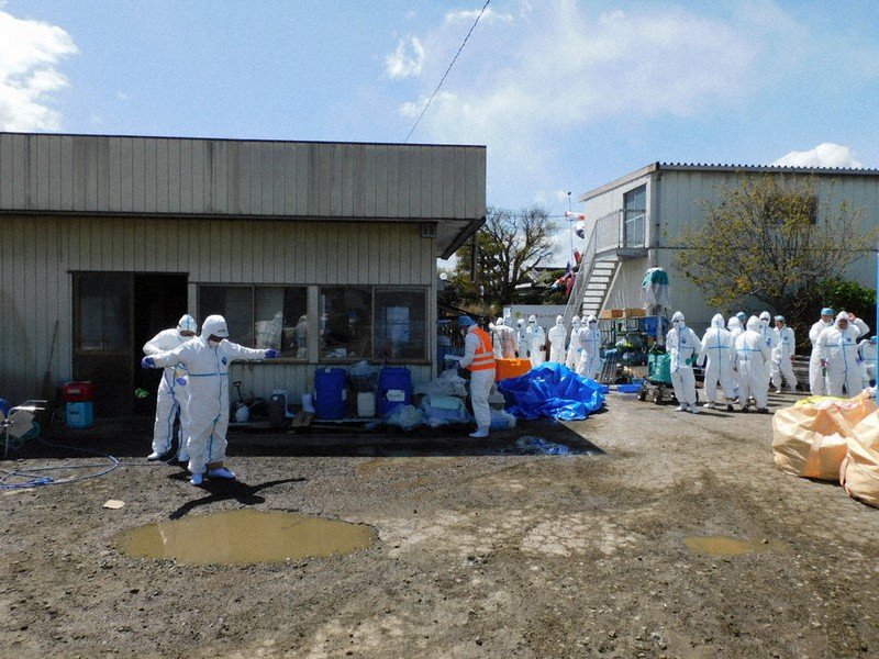 豚熱の防疫作業が終了した後、消毒する職員ら=栃木県提供
