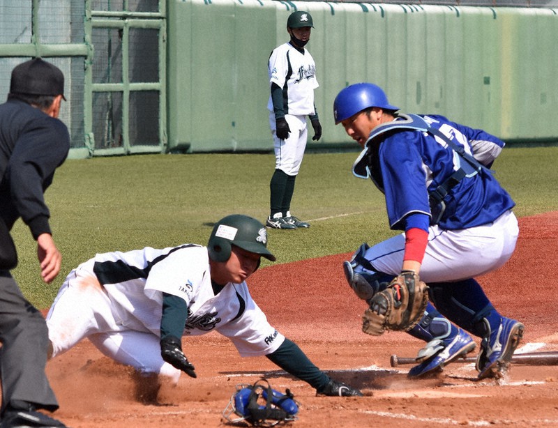 【エイジェック-伏木海陸運送】一回裏伏木海陸1死一、三塁、内野ゴロの間に宮下が本塁を突くもタッチアウト=富山市下飯野の市民球場で、青山郁子撮影