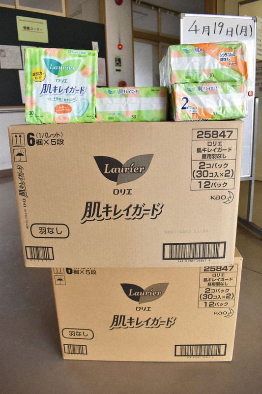 小諸市人権センターで用意されている生理用品=長野県小諸市御幸町で2021年4月19日、坂根真理撮影