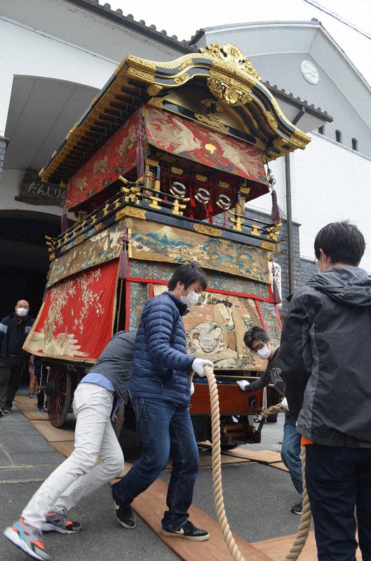 楼車の入れ替えでだんじり会館を出る薙刀鉾(なぎなたぼこ)=三重県伊賀市の同会館で、大西康裕撮影