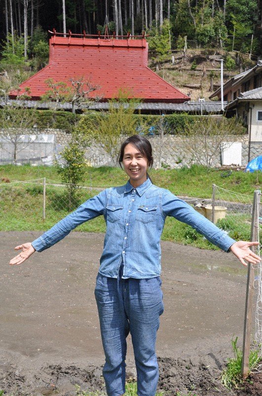 里山の暮らしを満喫する吉川由佳さん=兵庫県三田市で、関谷徳撮影