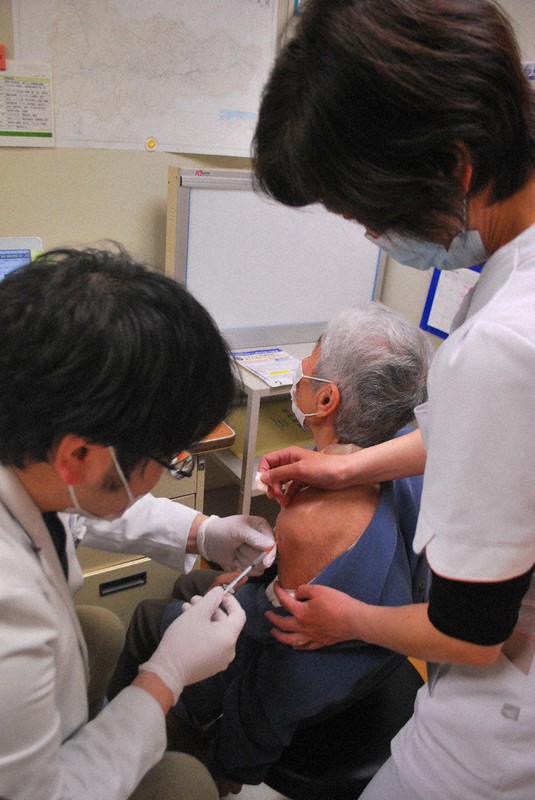 鳥取市の診療所で始まった新型コロナウイルスワクチンの個別接種=鳥取市佐治町加瀬木で、代表撮影