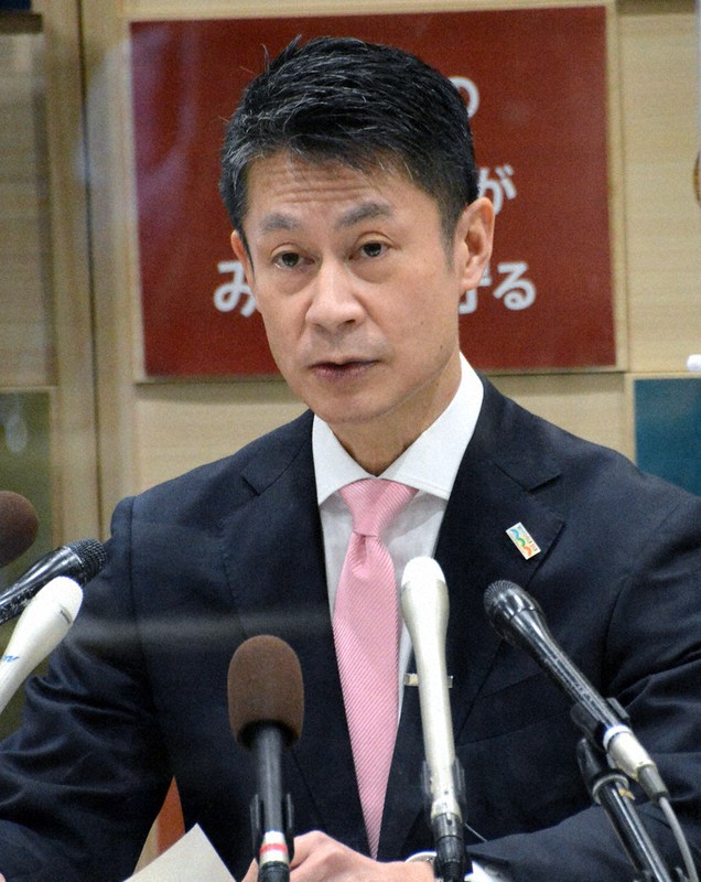 広島県内の感染状況を「ステージ2」へ引き上げると発表する湯崎英彦知事=広島県庁で、池田一生撮影