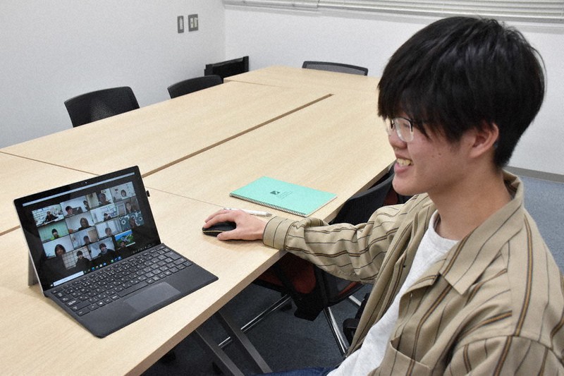 オンライン留学前にビデオ会議システム「Zoom」を使って英語指導を受ける学生=徳島市の徳島大学で2021年2月10日午後6時3分、岩本桜撮影