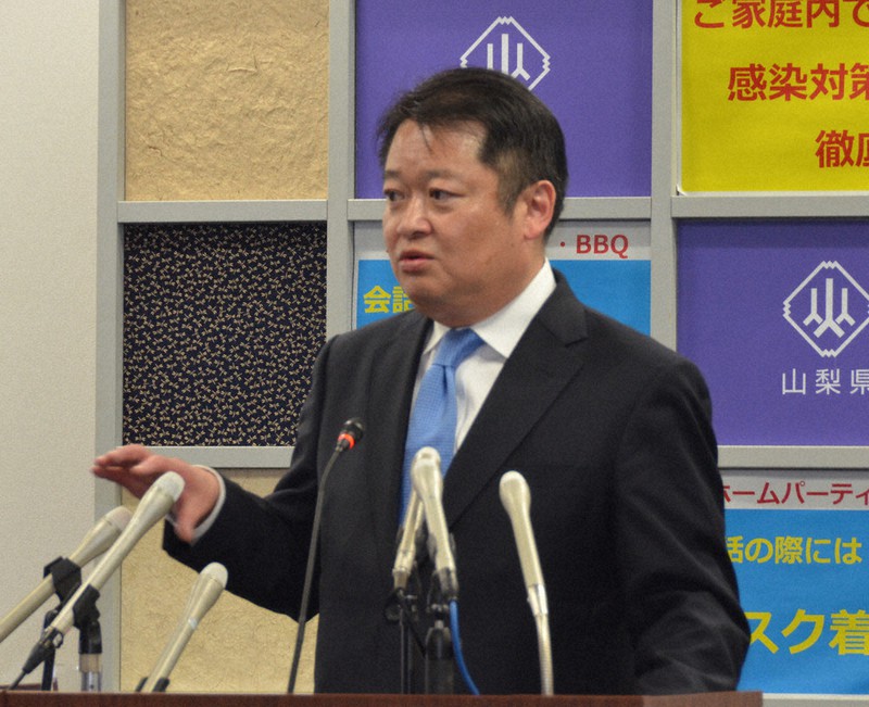 記者会見に臨む山梨県の長崎幸太郎知事=2021年4月19日午後1時38分、梅田啓祐撮影