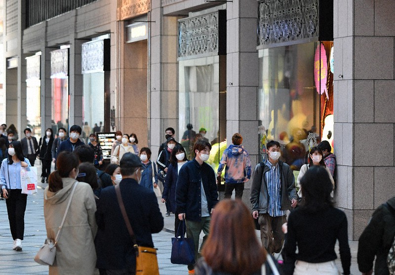 新型コロナウイルスの感染が拡大する中、多くの人が行き来する百貨店周辺=大阪市中央区で2021年4月19日午後3時58分、山田尚弘撮影