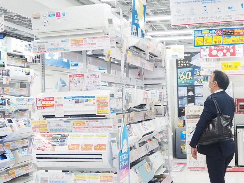 家電量販店のエアコン売り場=東京都豊島区のビックカメラ池袋本店で2020年5月21日、加藤美穂子撮影