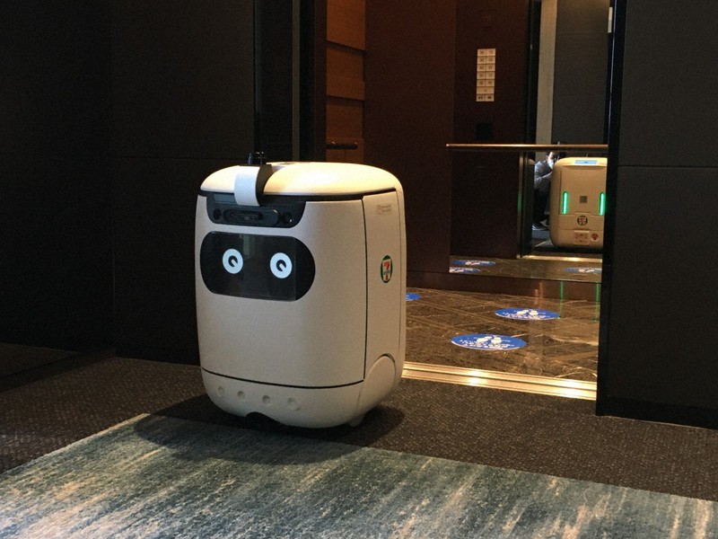 セブンイレブンが自律走行ロボ実験 エレベーターで別の階に配達も