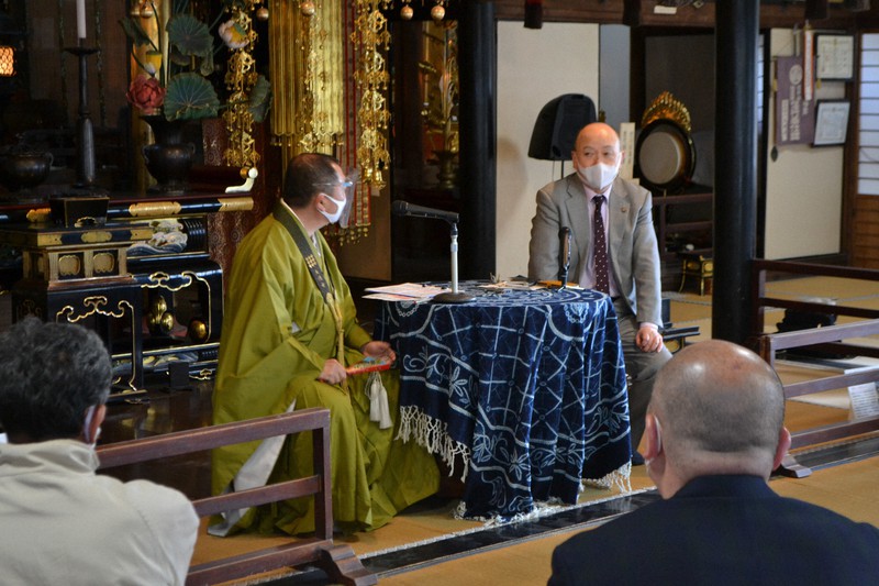 自身の新型コロナウイルス感染体験について語る星野和彦さん(奥・右)=京都府宮津市で2021年4月18日午後2時47分、松野和生撮影
