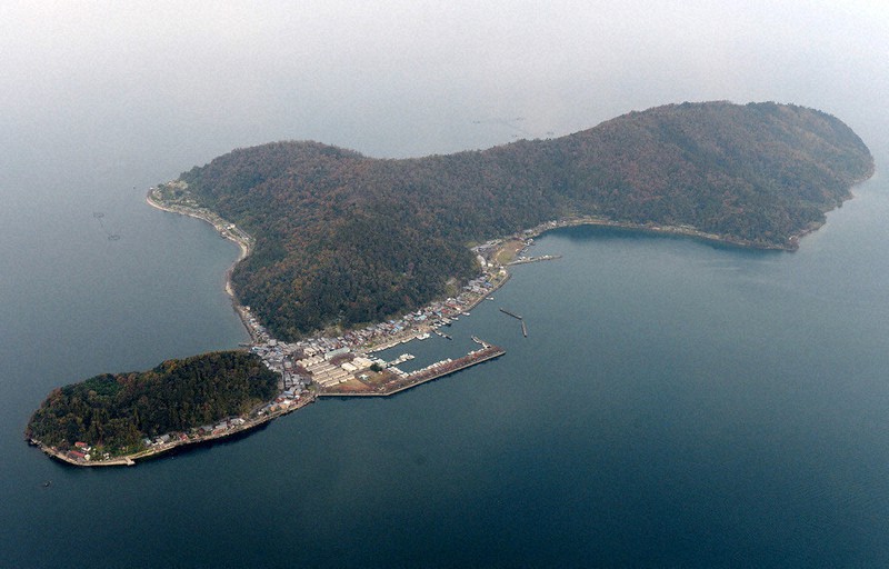 琵琶湖に浮かぶ沖島=近江八幡市で2018年11月28日、本社ヘリから猪飼健史撮影