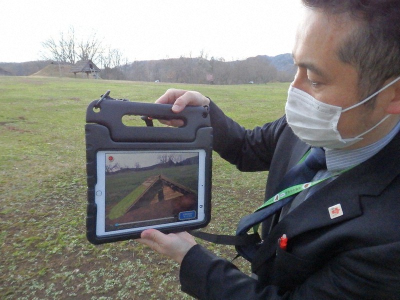 御所野遺跡について詳しく解説するアプリ=岩手県一戸町の御所野遺跡で2021年4月15日、安藤いく子撮影