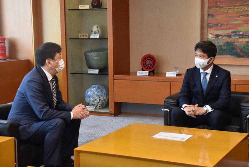 東京電力の小早川智明社長(左)から今後の対応について説明を受ける大井川和彦知事=茨城県庁で2021年4月20日、韮澤琴音撮影