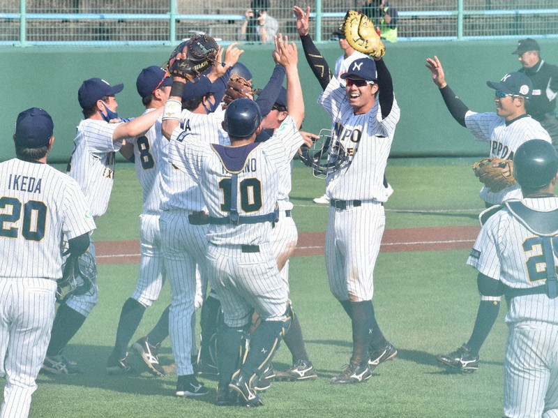 日立製作所を降して13年ぶり3度目の優勝を果たし、喜ぶ日本通運の選手ら=茨城県日立市民球場で2021年4月20日、田内隆弘撮影