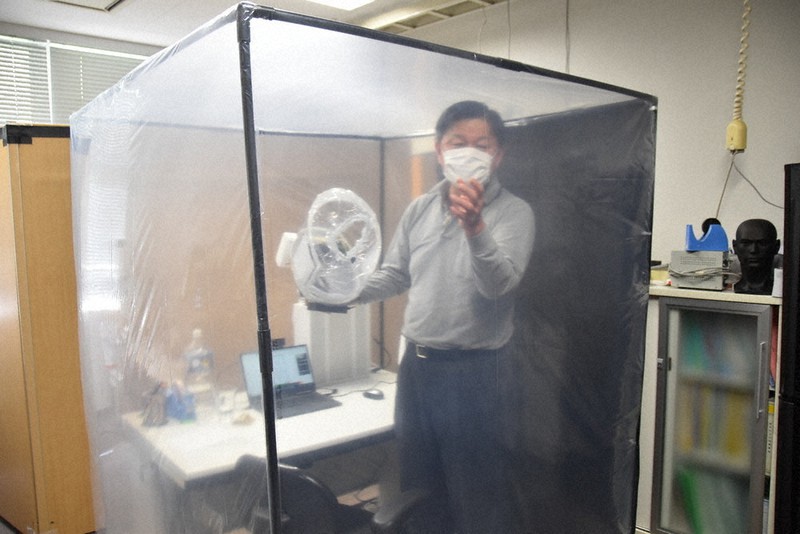 「安心ブース」の中で構造を説明する藤井雄作教授=群馬県桐生市天神町の群馬大桐生キャンパスで2021年4月14日午後2時15分、大澤孝二撮影