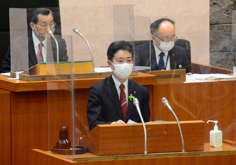 臨時県議会で所信表明する熊谷俊人知事=千葉県議会で2021年4月20日、石川勝義撮影