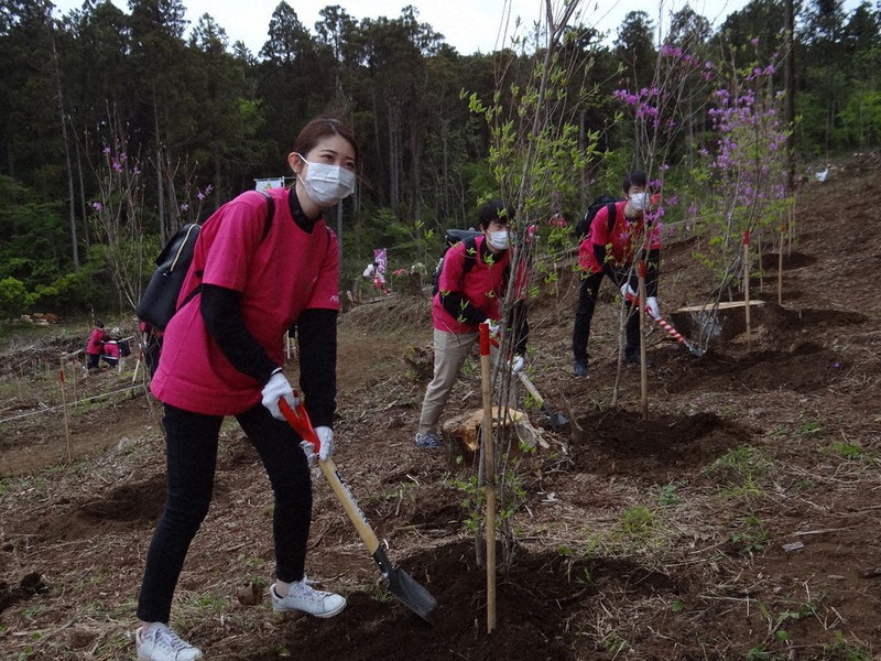 ミツバツツジを植える新入社員=千葉県君津市で2021年4月17日、浅見茂晴撮影
