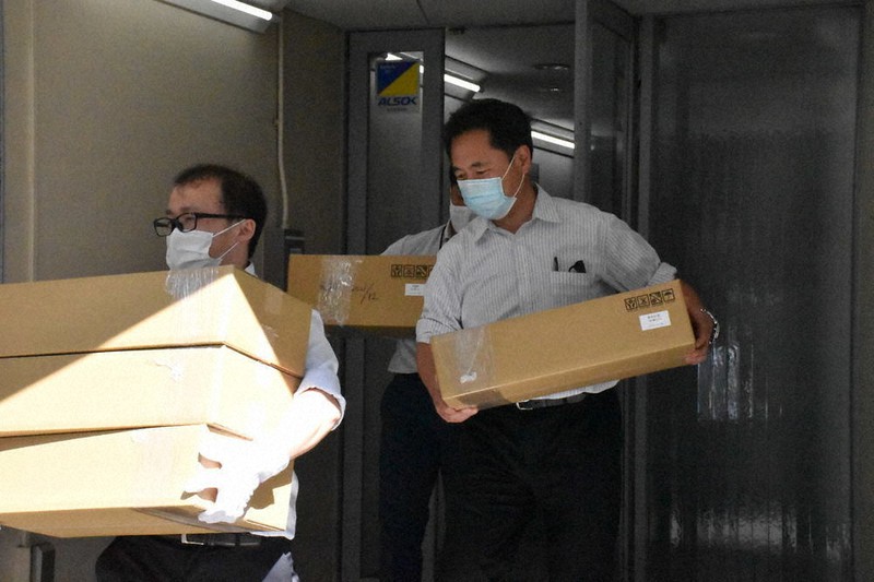 家宅捜索で押収した資料などを運び出す捜査員=東京都豊島区南池袋3で2020年8月3日、長沼辰哉撮影