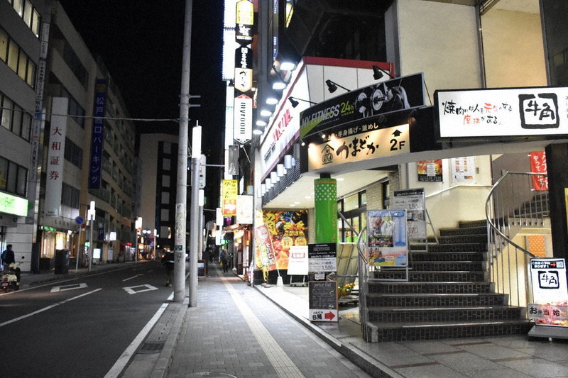 JR松戸駅前の繁華街は行き交う人も少なく、早々に閉めている店もあった=千葉県松戸市で2021年4月19日午後8時30分、真田祐里撮影
