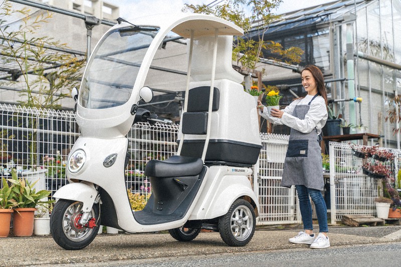 ブレイズが3月に発売した三輪の電動バイク「EVデリバリー」=同社提供