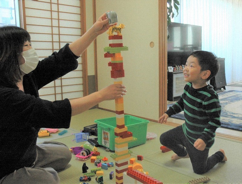 提供会員の自宅でブロック遊びをする4歳の男の子