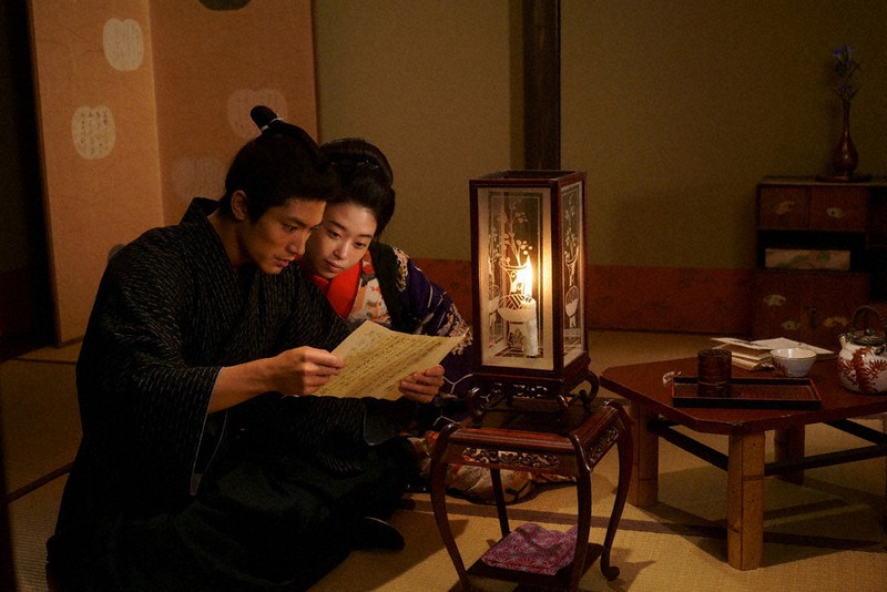映画「天外者」で三浦春馬さんが演じた五代友厚(左)は、遊女はるに触発され「男も女も関係なく、誰もが夢を見られる国」の実現を目指した=ギグリーボックス提供