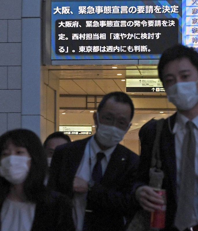 大阪府が緊急事態宣言の要請を決定したことを伝える電光掲示板=大阪市北区で20日午後6時37分、滝川大貴撮影