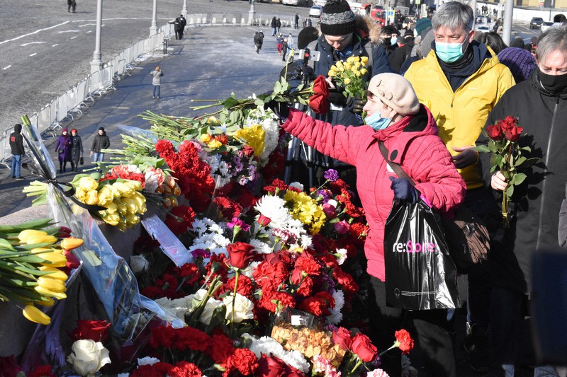 ロシアの野党指導者ネムツォフ氏が射殺された橋の上に花を供える市民ら=モスクワで2021年2月27日、前谷宏撮影