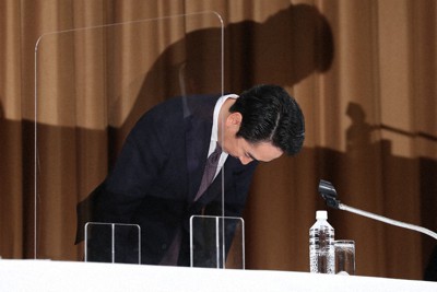 無料通信アプリ「ＬＩＮＥ（ライン）」利用者の個人情報が中国の関連会社で閲覧可能だった問題を受け、陳謝するラインの出沢剛社長＝東京都港区で３月23日、玉城達郎撮影