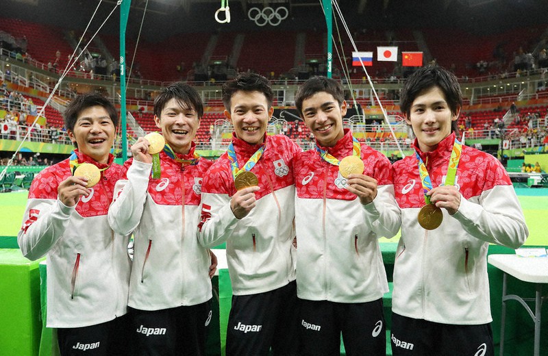 リオ五輪男子団体総合で優勝し、金メダルを手に笑顔を見せる(左から)山室、内村、田中、白井、加藤