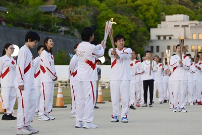 聖火は今 聖火リレー中止の松山で点火セレモニー 18組がトーチキスでつなぐ 毎日新聞