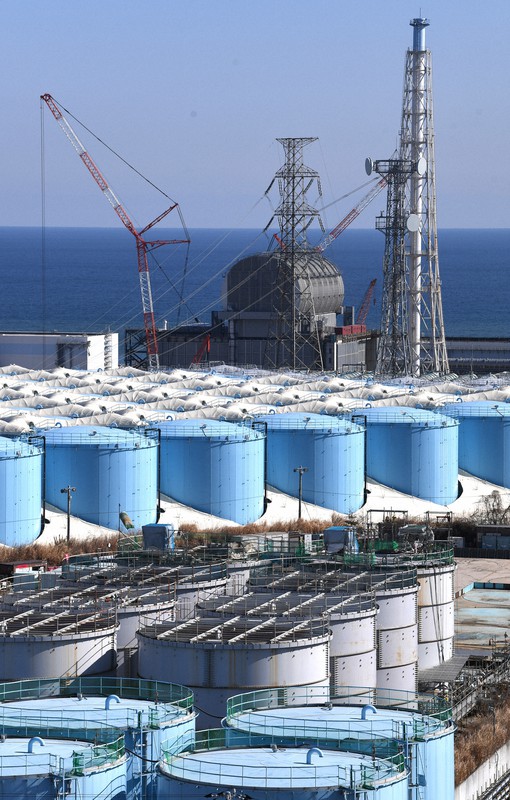 東京電力福島第1原発。奥は3号機=福島県大熊町で2021年2月12日、滝川大貴撮影