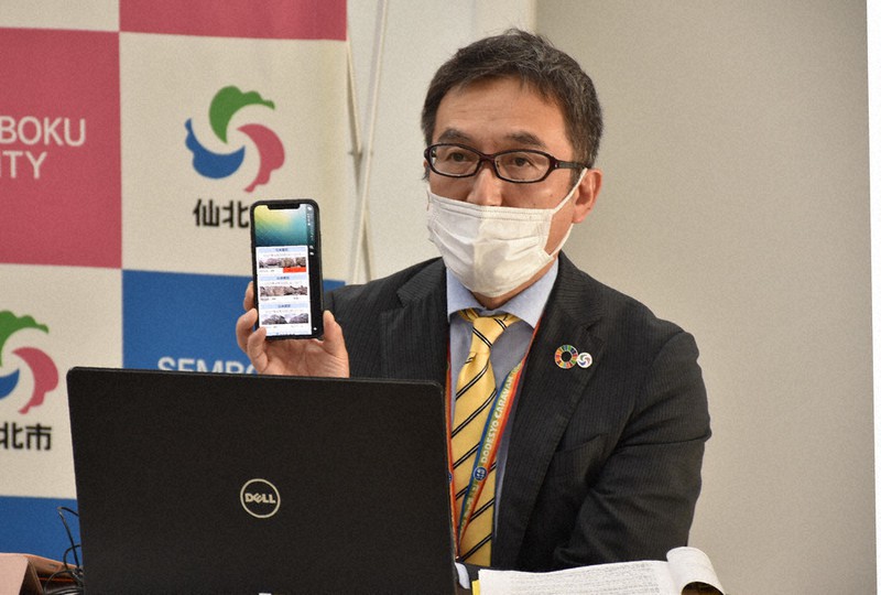 アプリを紹介する秋田県仙北市観光課の泉谷衆課長=仙北市で2021年4月20日午後4時38分、下河辺果歩撮影