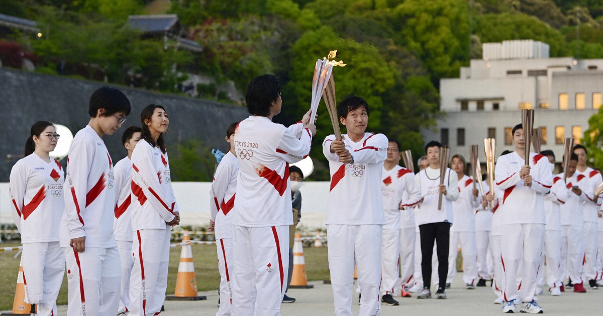 聖火は今 聖火リレー中止の松山で点火セレモニー 18組がトーチキスでつなぐ 毎日新聞