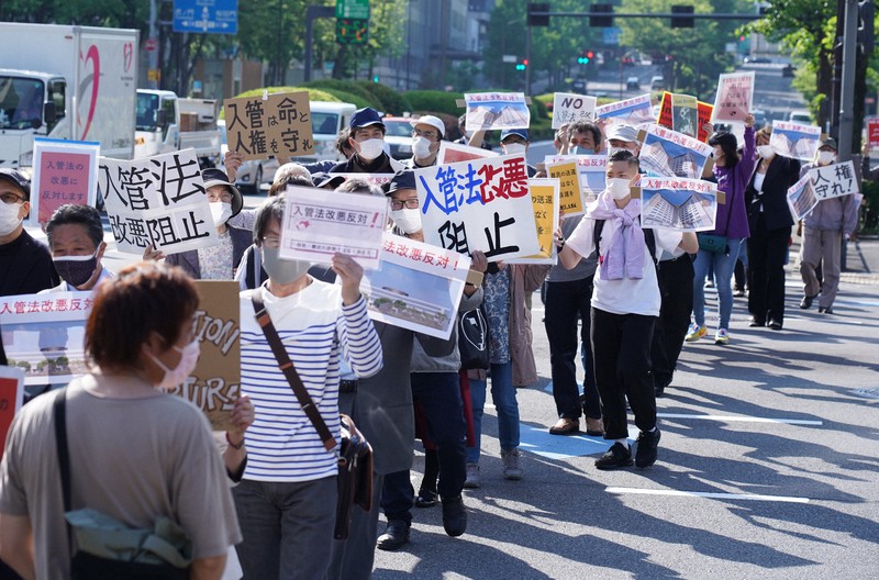 政府が今国会に提出した入管法改正案に反対するデモ行進の参加者たち=東京都千代田区で2021年4月21日、後藤由耶撮影