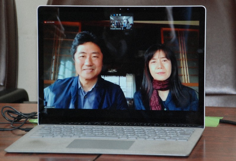 オンラインで記者会見する想田和弘さん(左)と柏木規与子さん=2021年4月21日午後4時2分、遠藤浩二撮影