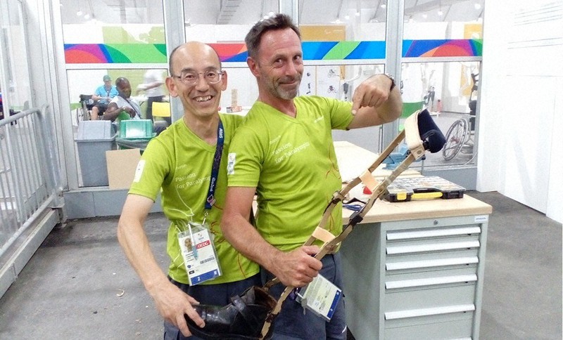 コンゴ選手の装具の修理を一緒に手がけたテクニシャンと記念撮影するオットーボック・ジャパンの技術者、高橋俊潤さん(左)=オットーボック・ジャパン提供