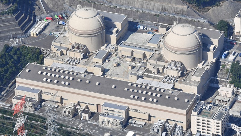 関西電力大飯原発の(右から)3号機、4号機=福井県おおい町で2020年10月20日、本社ヘリから木葉健二撮影