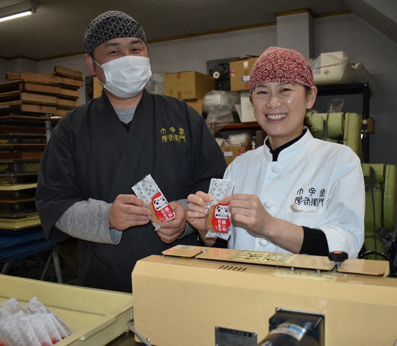 山木裕子さん(右)と夫孝之さん=群馬県高崎市倉賀野町で2021年2月3日、鈴木敦子撮影