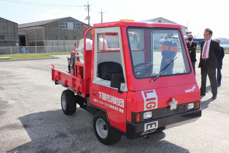 消防団に自走式搬送車 島内事業所が製作し寄贈 消火機材の搭載に活用