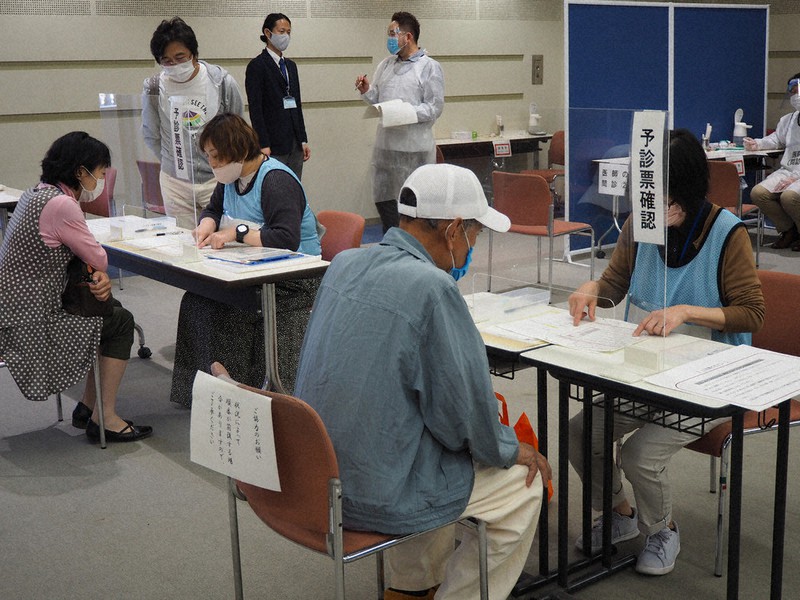 シミュレーションで予診票確認などの手順を確かめる参加者