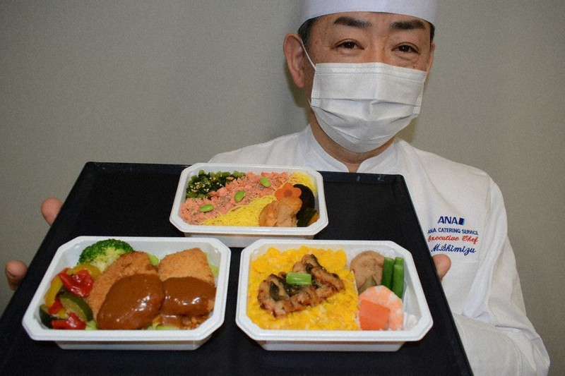 インターネットで販売する機内食を持つ全日空の清水誠総料理長=中村宰和撮影