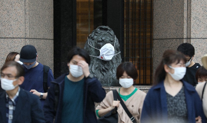 マスクを装着された百貨店の入り口のライオン像=東京・銀座で21日、小出洋平撮影